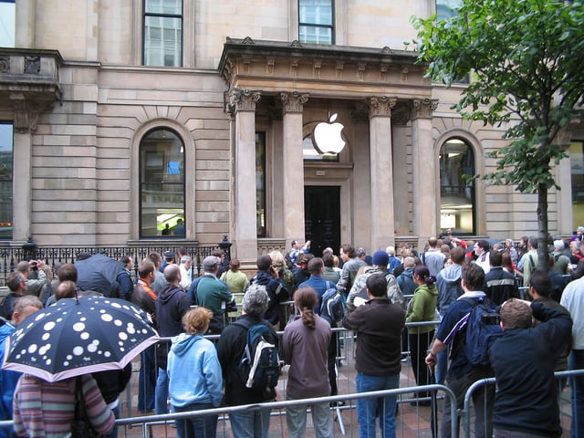 Photo Apple Store Opening: Paul Robertson, Flickr